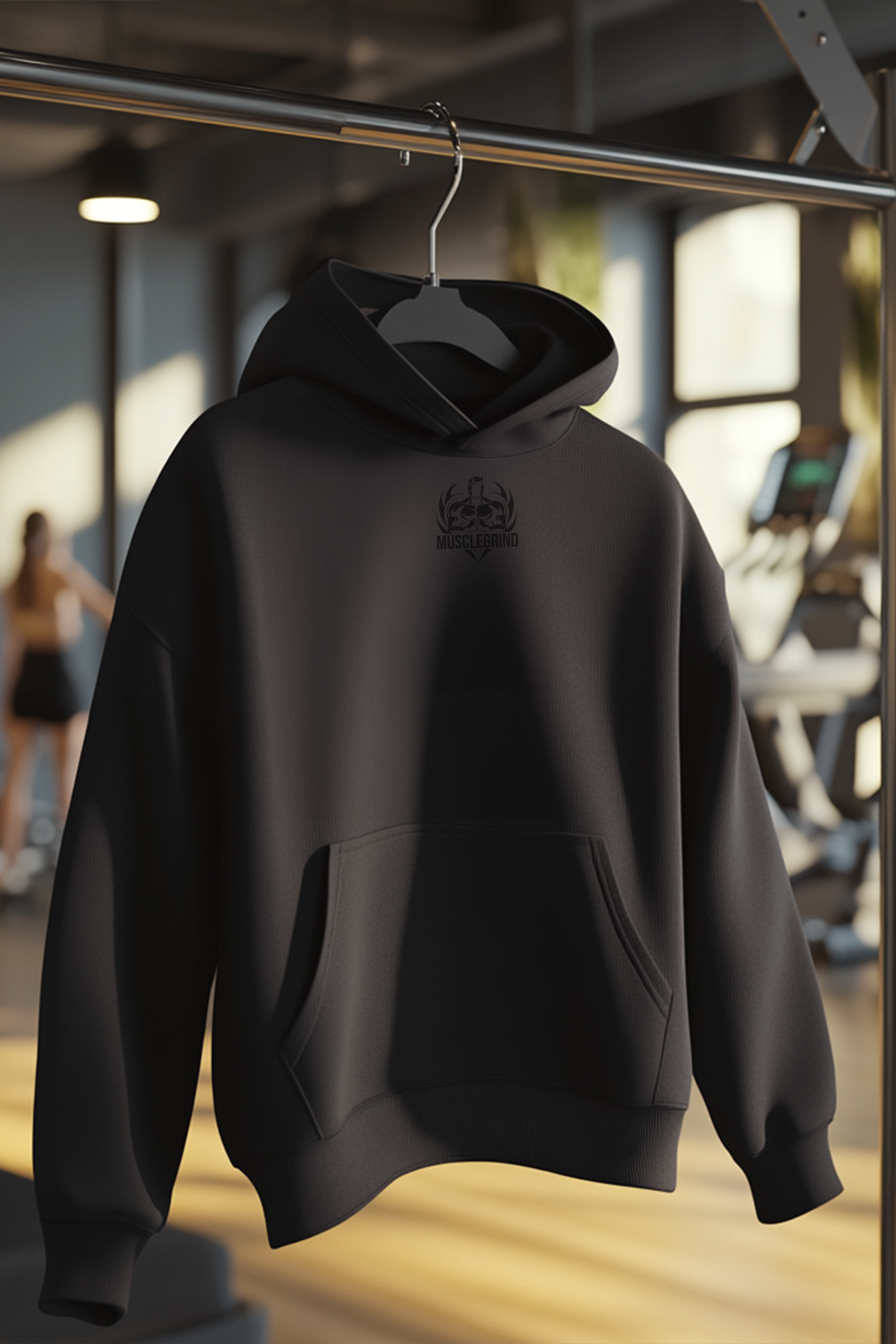Der schwarze Oversized Hoodie ist ideale für alle, die Bodybuilding, Kraftsport und Fitness mit Leidenschaft leben. Der lockere Schnitt bietet maximale Bewegungsfreiheit, perfekt für Brusttraining, Kreuzheben, Schulter-Workouts oder Kniebeugen. Der Hoodie hält dich warm beim Aufwärmen und sorgt für Komfort nach intensiven Trainingseinheiten. Ein Must-Have für den echten Gym-Lifestyle. Der Hoodie ist robust, sportlich und gleichzeitig stylisch. Damit bist du im Gym und auf der Straße ein echter Hingucker.