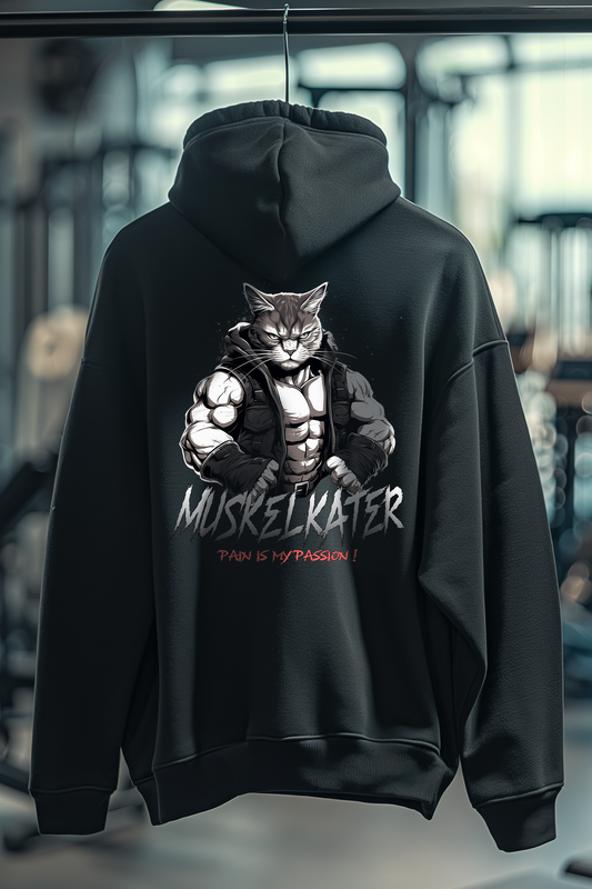 Der schwarze Oversized Hoodie ist ideale für alle, die Bodybuilding, Kraftsport und Fitness mit Leidenschaft leben. Der lockere Schnitt bietet maximale Bewegungsfreiheit, perfekt für Brusttraining, Kreuzheben, Schulter-Workouts oder Kniebeugen. Der Hoodie hält dich warm beim Aufwärmen und sorgt für Komfort nach intensiven Trainingseinheiten. Ein Must-Have für den echten Gym-Lifestyle. Der Hoodie ist robust, sportlich und gleichzeitig stylisch. Damit bist du im Gym und auf der Straße ein echter Hingucker.