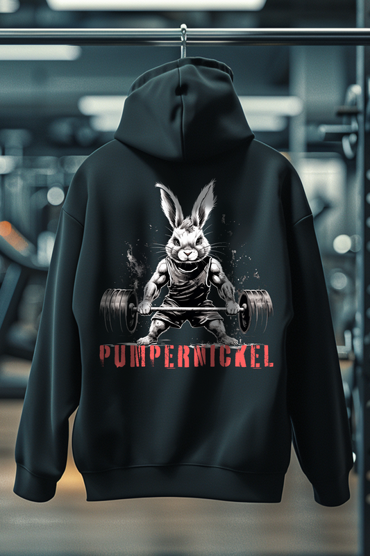 Der schwarze Oversized Hoodie ist ideale für alle, die Bodybuilding, Kraftsport und Fitness mit Leidenschaft leben. Der lockere Schnitt bietet maximale Bewegungsfreiheit, perfekt für Brusttraining, Kreuzheben, Schulter-Workouts oder Kniebeugen. Der Hoodie hält dich warm beim Aufwärmen und sorgt für Komfort nach intensiven Trainingseinheiten. Ein Must-Have für den echten Gym-Lifestyle. Der Hoodie ist robust, sportlich und gleichzeitig stylisch. Damit bist du im Gym und auf der Straße ein echter Hingucker.
