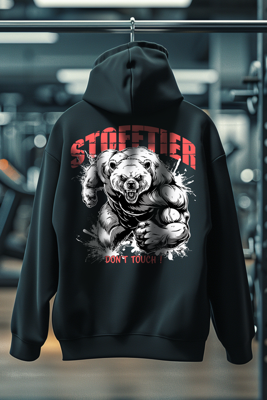 Der schwarze Oversized Hoodie ist ideale für alle, die Bodybuilding, Kraftsport und Fitness mit Leidenschaft leben. Der lockere Schnitt bietet maximale Bewegungsfreiheit, perfekt für Brusttraining, Kreuzheben, Schulter-Workouts oder Kniebeugen. Der Hoodie hält dich warm beim Aufwärmen und sorgt für Komfort nach intensiven Trainingseinheiten. Ein Must-Have für den echten Gym-Lifestyle. Der Hoodie ist robust, sportlich und gleichzeitig stylisch. Damit bist du im Gym und auf der Straße ein echter Hingucker.