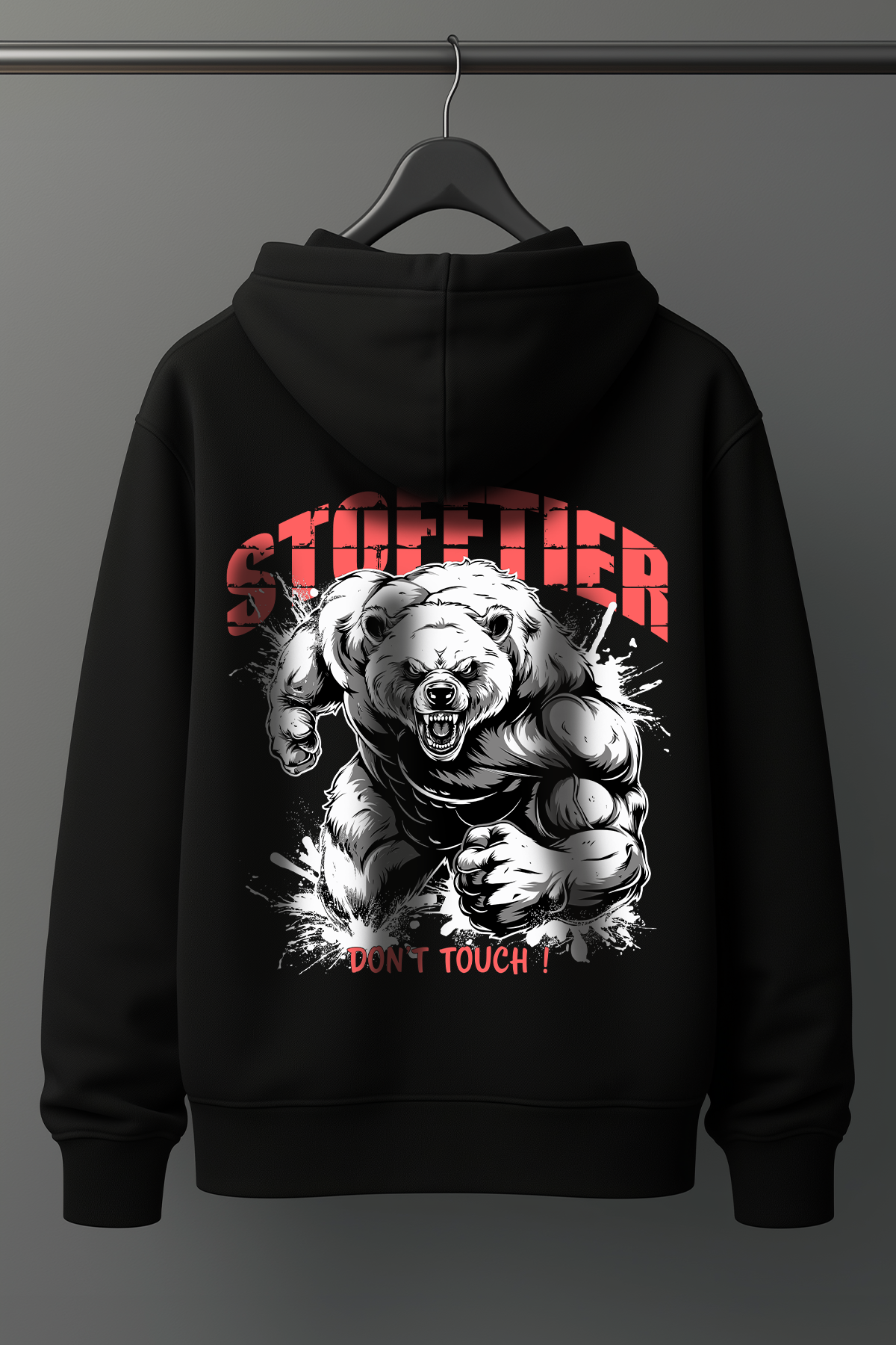 Der schwarze Oversized Hoodie ist ideale für alle, die Bodybuilding, Kraftsport und Fitness mit Leidenschaft leben. Der lockere Schnitt bietet maximale Bewegungsfreiheit, perfekt für Brusttraining, Kreuzheben, Schulter-Workouts oder Kniebeugen. Der Hoodie hält dich warm beim Aufwärmen und sorgt für Komfort nach intensiven Trainingseinheiten. Ein Must-Have für den echten Gym-Lifestyle. Der Hoodie ist robust, sportlich und gleichzeitig stylisch. Damit bist du im Gym und auf der Straße ein echter Hingucker.