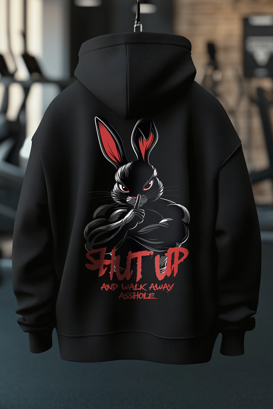 Der schwarze Oversized Hoodie ist ideale für alle, die Bodybuilding, Kraftsport und Fitness mit Leidenschaft leben. Der lockere Schnitt bietet maximale Bewegungsfreiheit, perfekt für Brusttraining, Kreuzheben, Schulter-Workouts oder Kniebeugen. Der Hoodie hält dich warm beim Aufwärmen und sorgt für Komfort nach intensiven Trainingseinheiten. Ein Must-Have für den echten Gym-Lifestyle. Der Hoodie ist robust, sportlich und gleichzeitig stylisch. Damit bist du im Gym und auf der Straße ein echter Hingucker.