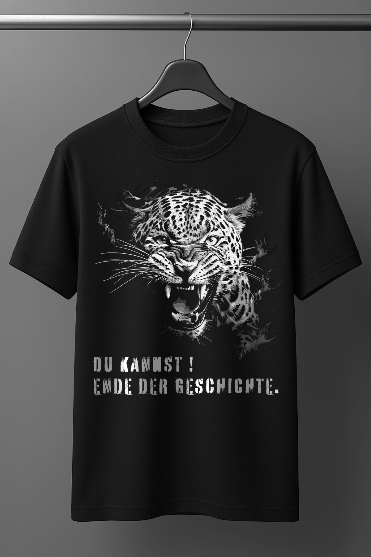 Das Shirt für das perfekte Workout, das dich motiviert und inspiriert!
Das Motivations-T-Shirt ist Versandkostenfrei. Er besteht zu 100% aus Biobaumwolle. Das T-Shirt wurde Nachhaltig und fair produziert. Wir verwenden eine Umweltfreundliche Verpackung und achten auf einen Klimaneutraler Versand mit DHL.