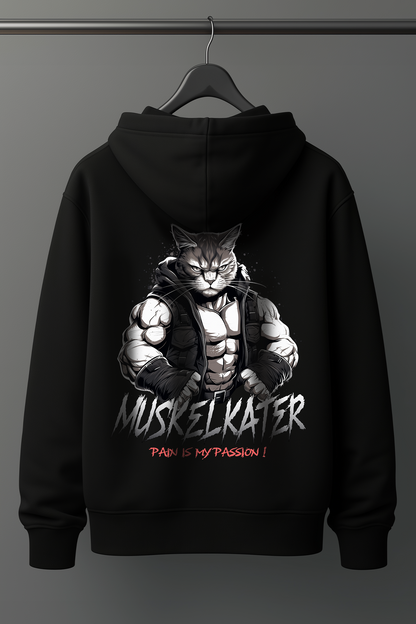 Der schwarze Oversized Hoodie ist ideale für alle, die Bodybuilding, Kraftsport und Fitness mit Leidenschaft leben. Der lockere Schnitt bietet maximale Bewegungsfreiheit, perfekt für Brusttraining, Kreuzheben, Schulter-Workouts oder Kniebeugen. Der Hoodie hält dich warm beim Aufwärmen und sorgt für Komfort nach intensiven Trainingseinheiten. Ein Must-Have für den echten Gym-Lifestyle. Der Hoodie ist robust, sportlich und gleichzeitig stylisch. Damit bist du im Gym und auf der Straße ein echter Hingucker.