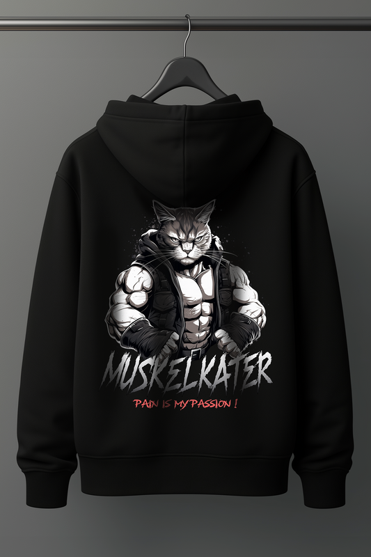 Der schwarze Oversized Hoodie ist ideale für alle, die Bodybuilding, Kraftsport und Fitness mit Leidenschaft leben. Der lockere Schnitt bietet maximale Bewegungsfreiheit, perfekt für Brusttraining, Kreuzheben, Schulter-Workouts oder Kniebeugen. Der Hoodie hält dich warm beim Aufwärmen und sorgt für Komfort nach intensiven Trainingseinheiten. Ein Must-Have für den echten Gym-Lifestyle. Der Hoodie ist robust, sportlich und gleichzeitig stylisch. Damit bist du im Gym und auf der Straße ein echter Hingucker.
