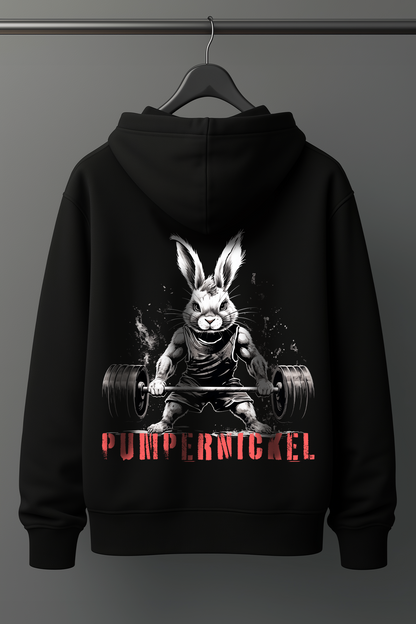 Der schwarze Oversized Hoodie ist ideale für alle, die Bodybuilding, Kraftsport und Fitness mit Leidenschaft leben. Der lockere Schnitt bietet maximale Bewegungsfreiheit, perfekt für Brusttraining, Kreuzheben, Schulter-Workouts oder Kniebeugen. Der Hoodie hält dich warm beim Aufwärmen und sorgt für Komfort nach intensiven Trainingseinheiten. Ein Must-Have für den echten Gym-Lifestyle. Der Hoodie ist robust, sportlich und gleichzeitig stylisch. Damit bist du im Gym und auf der Straße ein echter Hingucker.