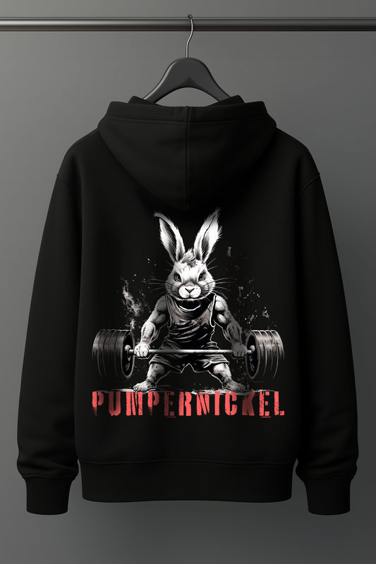 Der schwarze Oversized Hoodie ist ideale für alle, die Bodybuilding, Kraftsport und Fitness mit Leidenschaft leben. Der lockere Schnitt bietet maximale Bewegungsfreiheit, perfekt für Brusttraining, Kreuzheben, Schulter-Workouts oder Kniebeugen. Der Hoodie hält dich warm beim Aufwärmen und sorgt für Komfort nach intensiven Trainingseinheiten. Ein Must-Have für den echten Gym-Lifestyle. Der Hoodie ist robust, sportlich und gleichzeitig stylisch. Damit bist du im Gym und auf der Straße ein echter Hingucker.