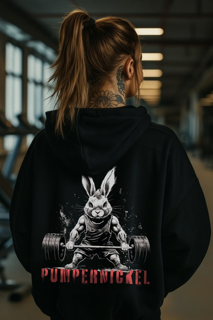 Der schwarze Oversized Hoodie ist ideale für alle, die Bodybuilding, Kraftsport und Fitness mit Leidenschaft leben. Der lockere Schnitt bietet maximale Bewegungsfreiheit, perfekt für Brusttraining, Kreuzheben, Schulter-Workouts oder Kniebeugen. Der Hoodie hält dich warm beim Aufwärmen und sorgt für Komfort nach intensiven Trainingseinheiten. Ein Must-Have für den echten Gym-Lifestyle. Der Hoodie ist robust, sportlich und gleichzeitig stylisch. Damit bist du im Gym und auf der Straße ein echter Hingucker.
