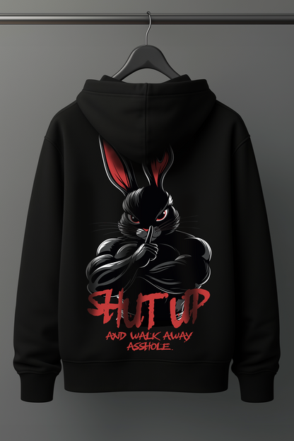 Der schwarze Oversized Hoodie ist ideale für alle, die Bodybuilding, Kraftsport und Fitness mit Leidenschaft leben. Der lockere Schnitt bietet maximale Bewegungsfreiheit, perfekt für Brusttraining, Kreuzheben, Schulter-Workouts oder Kniebeugen. Der Hoodie hält dich warm beim Aufwärmen und sorgt für Komfort nach intensiven Trainingseinheiten. Ein Must-Have für den echten Gym-Lifestyle. Der Hoodie ist robust, sportlich und gleichzeitig stylisch. Damit bist du im Gym und auf der Straße ein echter Hingucker.
