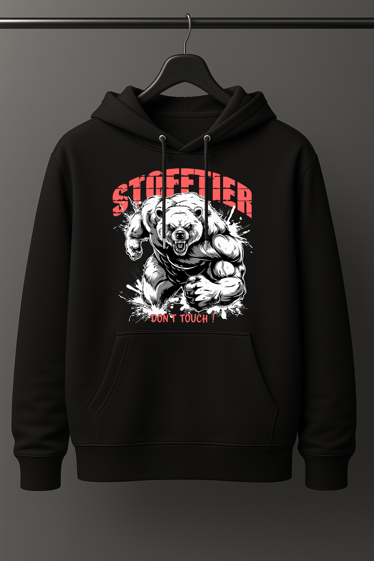 Hoodie in der Farbe Schwarz. Der Hoodie ist in den Größen S bis 4XL erhältlich. Der Stoff ist aus Heavy Cotton und hat ein Gewicht von 280 GSM. Er besteht aus 80 % Baumwolle und 20 % Polyester. Der ideale Hoodie für alle Bodybuilder und Kraftsportler. Wir verwenden eine umweltfreundliche Verpackung.