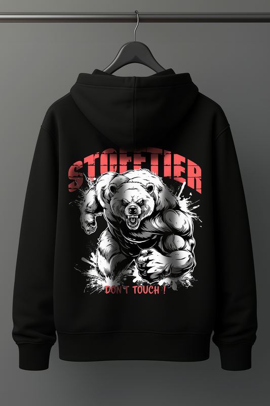 Der schwarze Oversized Hoodie ist ideale für alle, die Bodybuilding, Kraftsport und Fitness mit Leidenschaft leben. Der lockere Schnitt bietet maximale Bewegungsfreiheit, perfekt für Brusttraining, Kreuzheben, Schulter-Workouts oder Kniebeugen. Der Hoodie hält dich warm beim Aufwärmen und sorgt für Komfort nach intensiven Trainingseinheiten. Ein Must-Have für den echten Gym-Lifestyle. Der Hoodie ist robust, sportlich und gleichzeitig stylisch. Damit bist du im Gym und auf der Straße ein echter Hingucker.