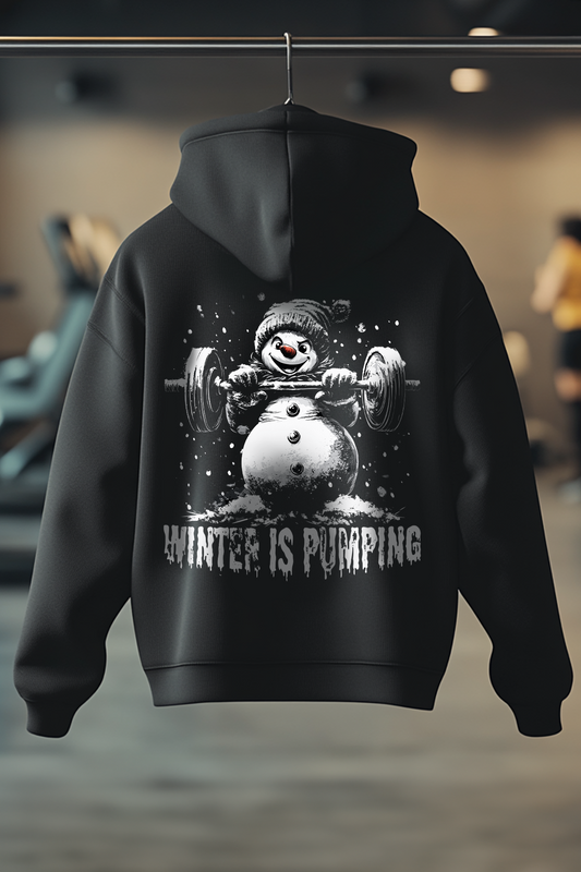 Oversized Hoodie in der Farbe schwarz. Der Oversized Hoodie ist in den Größen XS bis 4XL erhältlich. Der Stoff ist aus Heavy Cotton und hat ein Gewicht von 380 GSM. Er besteht aus 80% Baumwolle & 20% Polyester. Das ideale Hoodie für alle Bodybuilder und Kraftsportler. Wir verwenden eine Umweltfreundliche Verpackung.